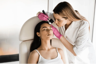 Esthéticienne appliquant des soins sur une cliente dans un spa, représentant une séance de soins visage et bien-être