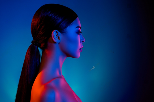 Femme avec une peau nette dans un éclairage doux, représentant une routine de soins nocturnes pour peaux à problèmes